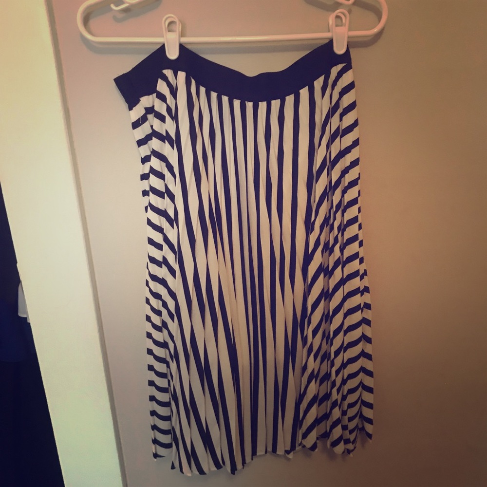 Black and white express skirt